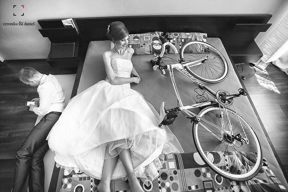 Cùng điểm qua bức ảnh cưới với không gian đầy lãng mạn của chiếc xe đạp đẹp như mơ. Bạn sẽ được trải nghiệm một không gian đích thực của tình yêu và tình bạn được cùng nhau chinh phục mọi nẻo đường trên chiếc xe đạp tuyệt đẹp này.